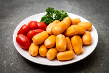 domuz eti kokteyl sosisi plaka üzerinde