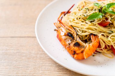 ızgara karides ve domates - İtalyan Füzyon gıda tarzı ile tavada kızartılmış spagetti