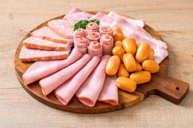 pastırma, sosis, jambon füme ve barbekü pastırma ahşap tahta üzerinde