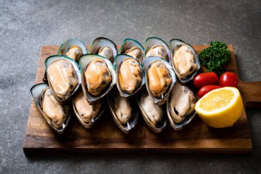 malzemelerle ahşap tahta üzerinde taze midye