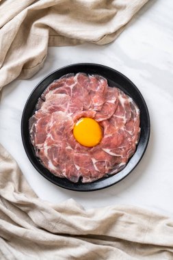 taze dilimlenmiş domuz ham yumurta pişirme veya shabu shabu ve sukiyaki yapma ile
