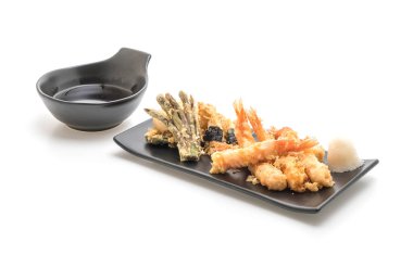 Beyaz arka plan üzerinde izole karides tempura (hırpalanmış kızarmış karides)