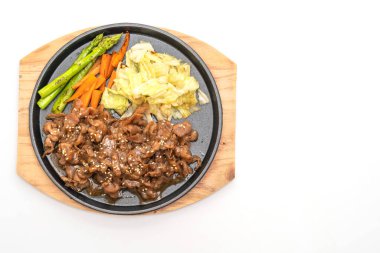 sıcak beyaz arka plan üzerinde izole plaka üzerinde domuz biftek dilimlenmiş