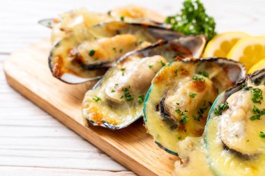 Peynirli taze midye.