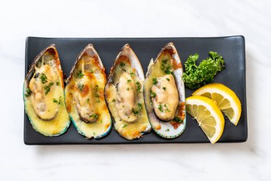 Peynirli taze midye.