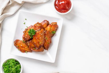 Beyaz susamlı ızgara tavuk kanadı.