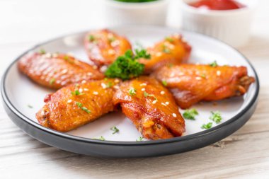 Beyaz susamlı ızgara tavuk kanadı.