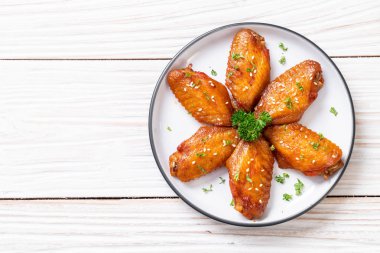 Beyaz susamlı ızgara tavuk kanadı.