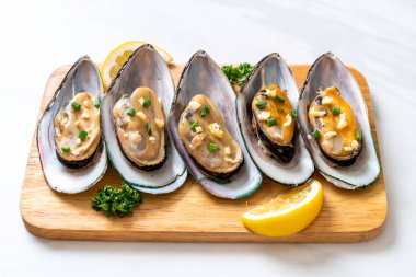 deniz ürünleri midye limon ve sarımsak ile