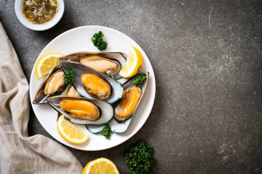 deniz ürünleri midye maydanoz ve limon ile