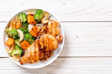 çukurunu tavuk göğsü biftek sebze (brokoli, havuç, soğan ile)