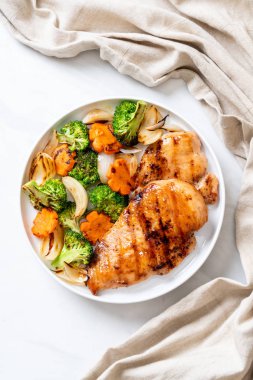 çukurunu tavuk göğsü biftek sebze (brokoli, havuç, soğan ile)