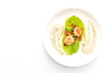 Beyaz arka plan üzerinde izole sebzeli ızgara tarak shell