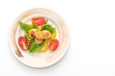 Beyaz arka plan üzerinde izole sebzeli ızgara tarak shell