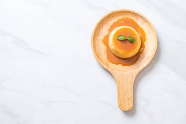 Naneli ev yapımı karamel kremalı puding.