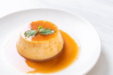 Naneli ev yapımı karamel kremalı puding.