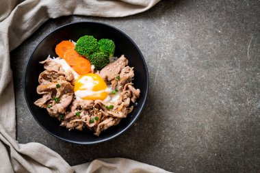 Donburi, domuz eti Pilav kasesi onsen yumurta ve sebze - Japon gıda tarzı