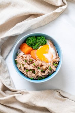 Donburi, domuz eti Pilav kasesi onsen yumurta ve sebze - Japon gıda tarzı