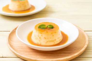 Naneli ev yapımı karamel kremalı puding.