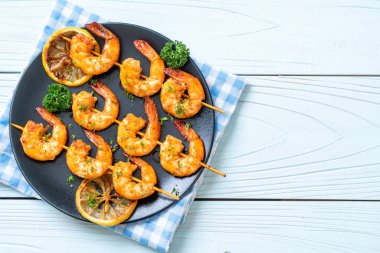 Limon - deniz ürünleri tarzı ile ızgara kaplan karides şiş