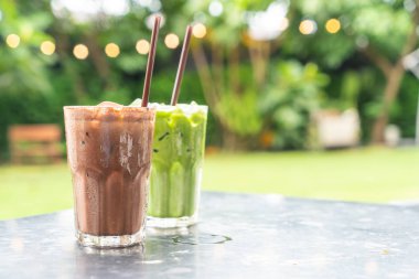 Çikolatalı süt ve sütlü restoran ve kafe buzlu yeşil çay Iced
