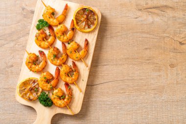 Limon - deniz ürünleri tarzı ile ızgara kaplan karides şiş