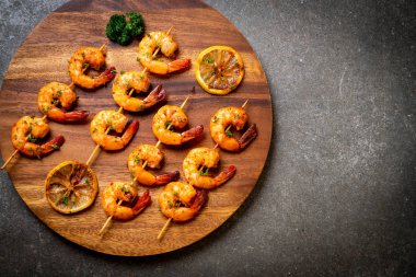 Limon - deniz ürünleri tarzı ile ızgara kaplan karides şiş