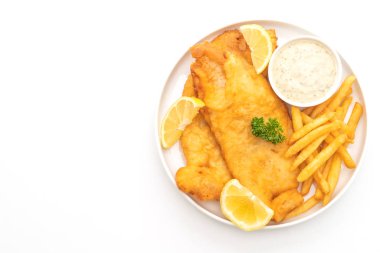 Balık ve cips beyaz arka plan üzerinde izole patates kızartması ile