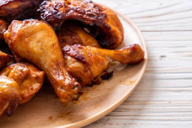 Masada ızgara ve ızgara tavuk.