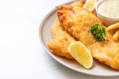 Balık ve patates kızartması. Sağlıksız yiyecekler.