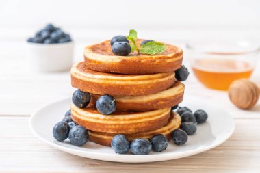 Taze yaban mersinli gözleme.