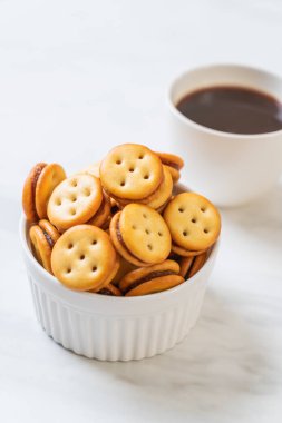 Hindistan cevizli bisküvi ve ananas reçeli.