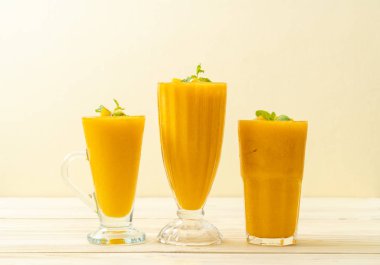 taze mango smoothies - sağlıklı yiyecek ve içecek konsepti