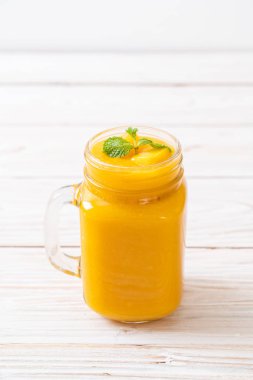 taze mango smoothies - sağlıklı yiyecek ve içecek konsepti