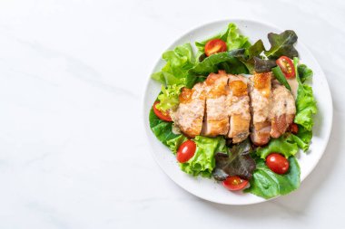 ızgara tavuk salata sebze - sağlıklı gıda tarzı ile