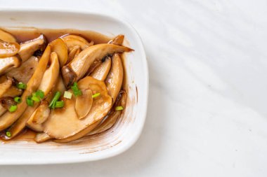 İstiridye soslu kızarmış kral istiridye mantarı. Sağlıklı, vejetaryen ya da vejetaryen yemek tarzı.