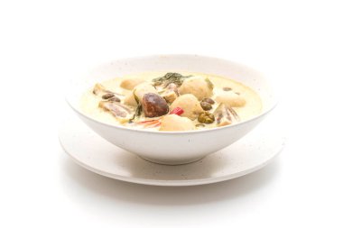 Beyaz arka plan üzerinde izole balık topu ile yeşil köri