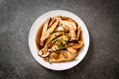 İstiridye soslu kızarmış kral istiridye mantarı. Sağlıklı, vejetaryen ya da vejetaryen yemek tarzı.