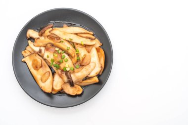 tavada kızartılmış Kral istiridye izole beyaz arka plan üzerinde istiridye soslu mantar