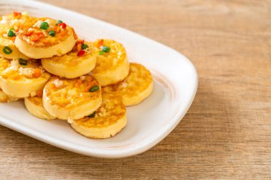 Sahanda yumurta yumuşak tofu sarımsak - sağlıklı, vegan ve sebze gıda tarzı