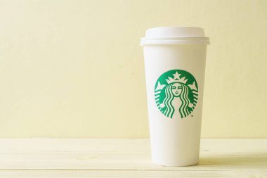 Bangkok, Tayland - 5 Haziran 2018: Beyaz kahve fincanı Starbucks logosu üzerinde tahta arka plan ile. Starbucks dünyanın en büyük kahve evi 61 ülke içinde 20.000'den fazla mağaza ile mi.
