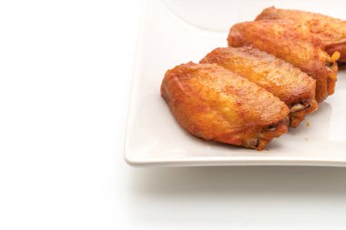 Beyaz arka plan üzerinde izole Barbekü tavuk kanadı