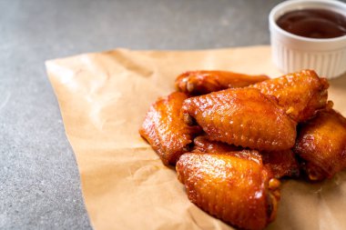 Barbekü tavuk kanadı sosu ile