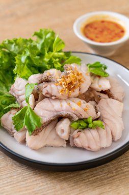 Soslu ve sebzeli haşlanmış balık sosu.