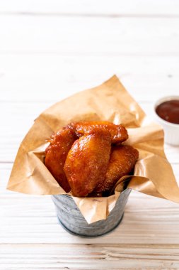 Barbekü tavuk kanadı sosu ile