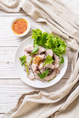 Soslu ve sebzeli haşlanmış balık sosu.