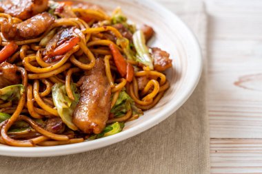tavada kızartılmış yakisoba noodle pork - Asya gıda tarzı ile