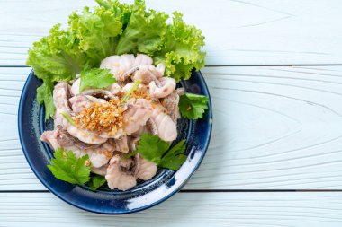 Soslu ve sebzeli haşlanmış balık sosu.