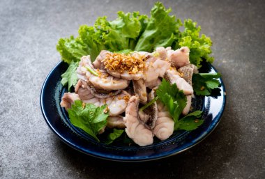 Soslu ve sebzeli haşlanmış balık sosu.