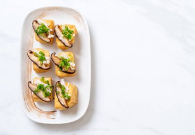 Shitake Mantarlı ızgara Tofu ve Altın İğne Mantarı - sağlıklı, vejetaryen veya vejetaryen yemek tarzı